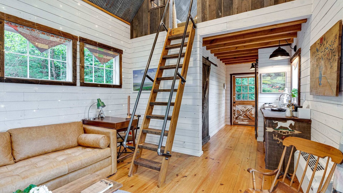 Chattanooga Cabin | Treetop Hideaways: The Redbud Treehouse
