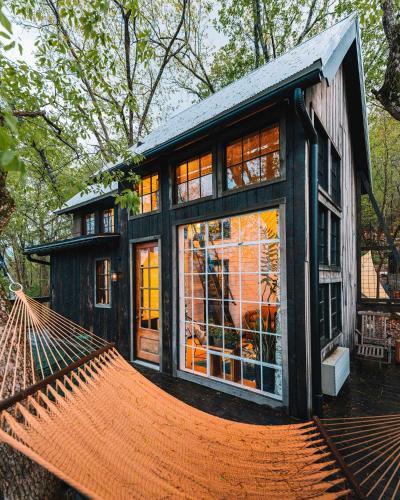 Chattanooga Ski Chalet | Treetop Hideaways: Wood Lily Treehouse in Chattanooga