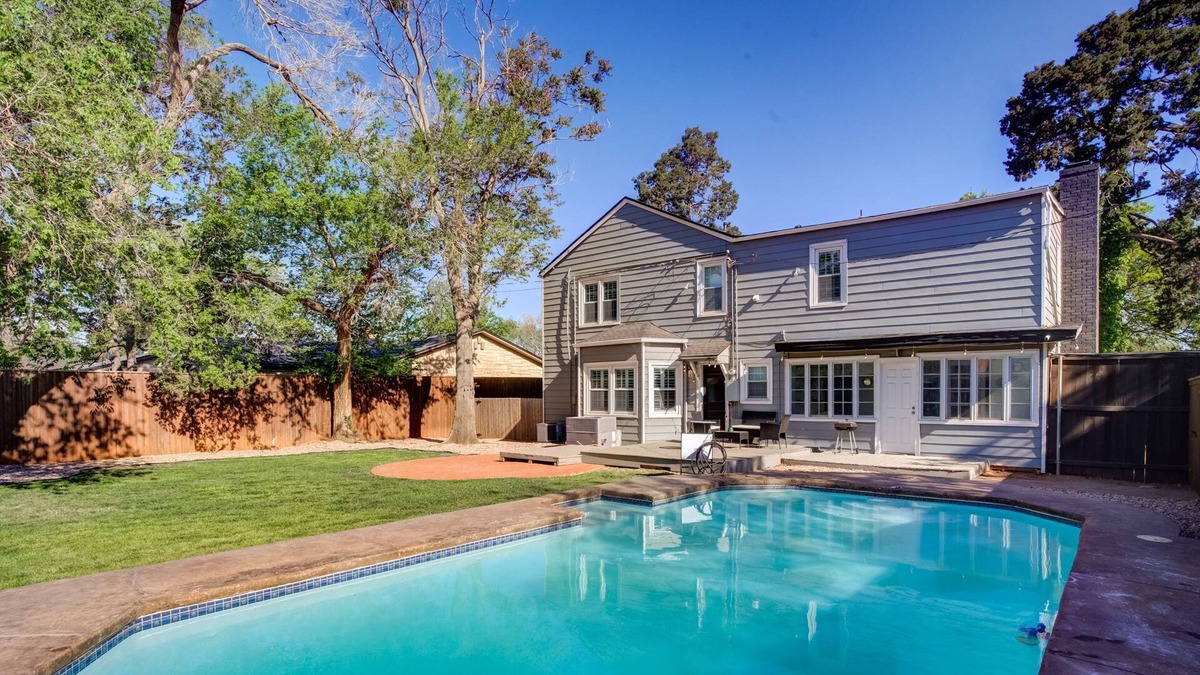 Heart of Lubbock House | Treetop Manor - 3BR/3BA - Sleeps 12