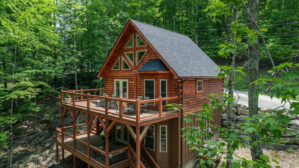 Beech Mountain Cabin | Treetop Retreat - New Cabin, under 2 miles from Beech Ski