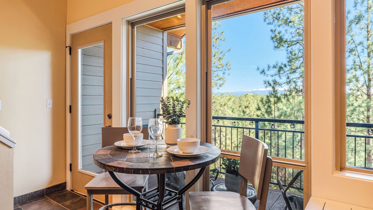 Bend Condo | Treetop Retreat w/Resort Amenities