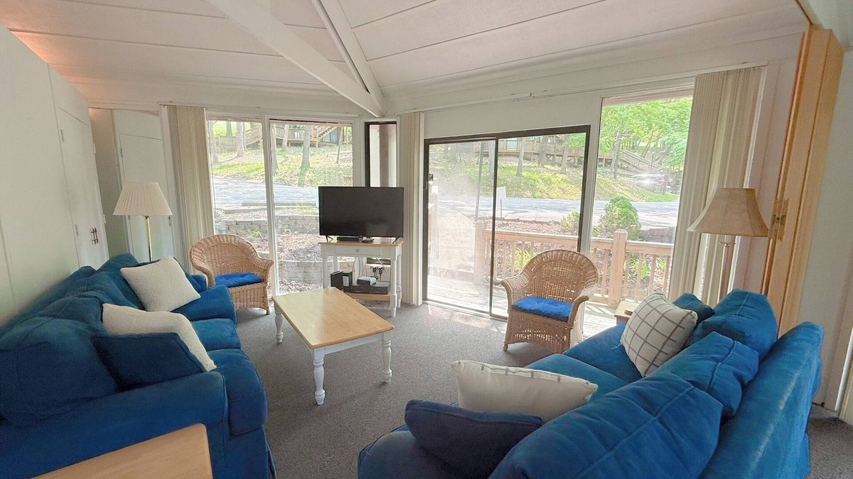 Village of Four Seasons Apartment | Treetop House in Forest 3BD/3BA/Deck/Pools/Grill/Dock-Sleeps 8PP