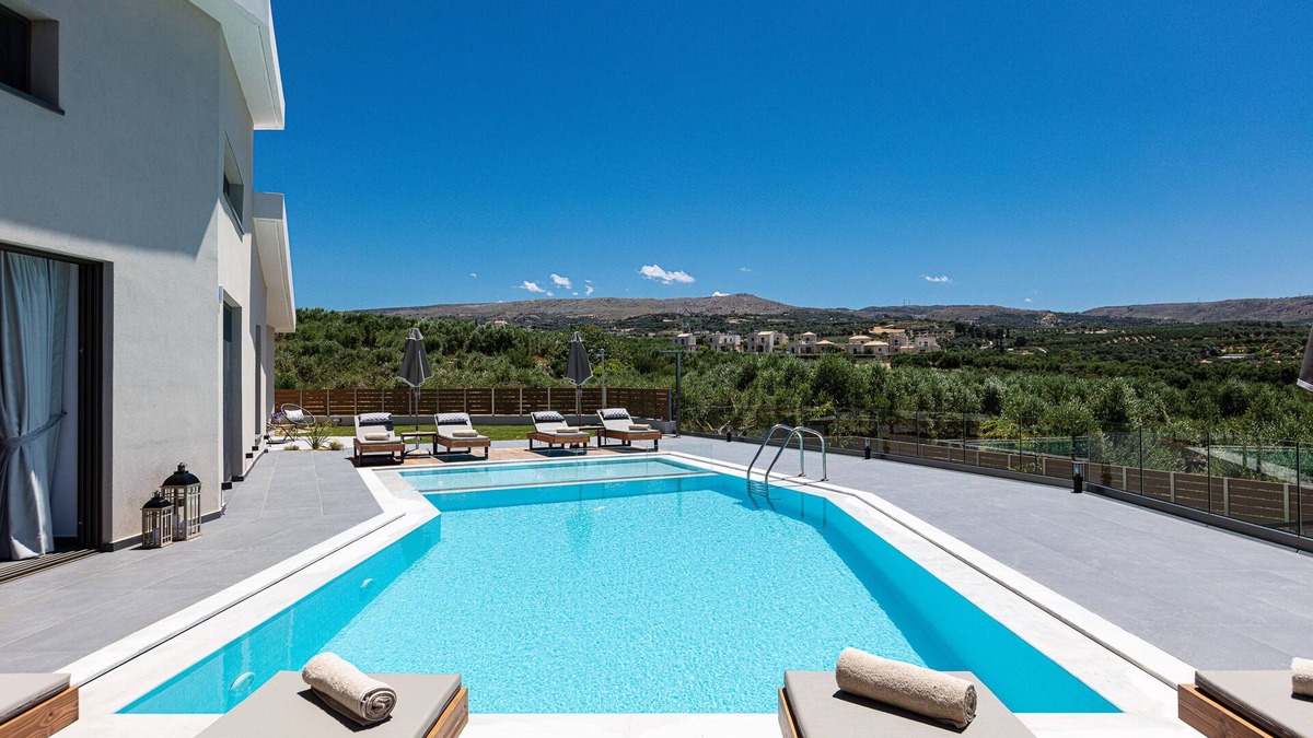 Asteri Villa | TreeTop Villa I, Private Pool, BBQ & Playground, close to Beach & Shops