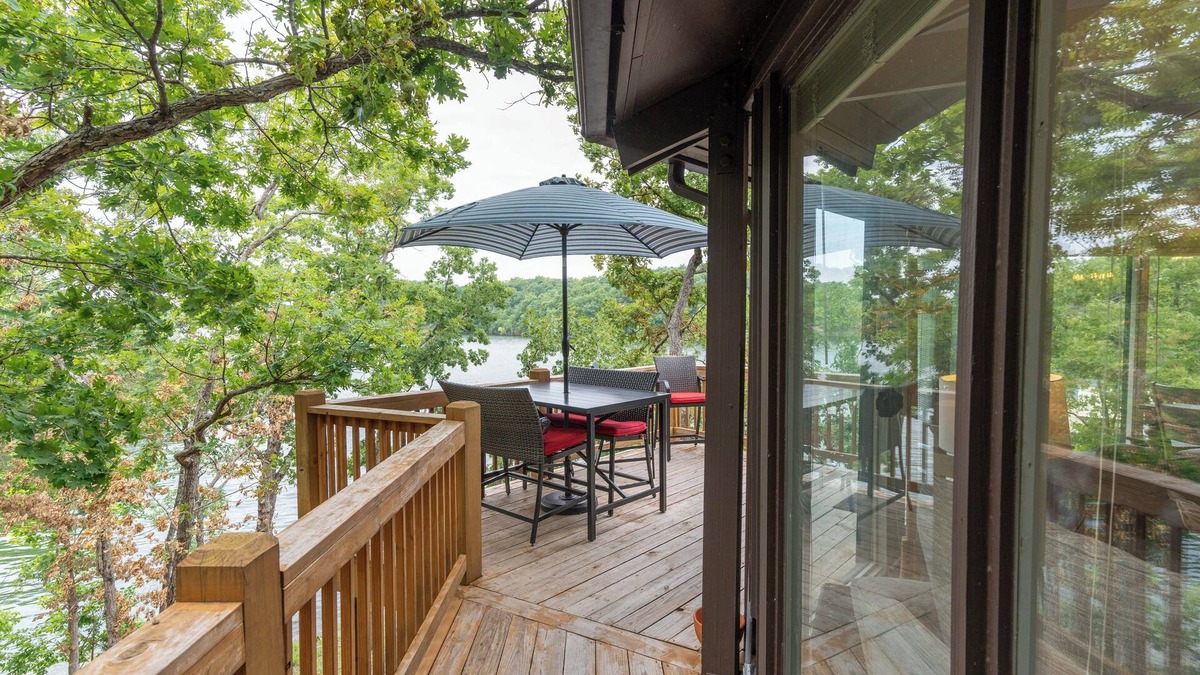 Village of Four Seasons Cottage | Treetop Village #15, Outdoor Pool steps away, Sleeps 8, Pet-friendly, 13 MM