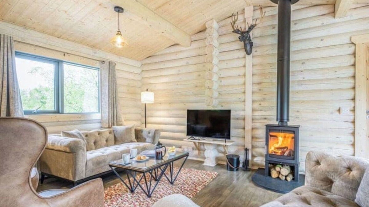 Rockcliffe Cabin | Treetops Luxury Log Cabin - Hot tub, BBQ & Sauna