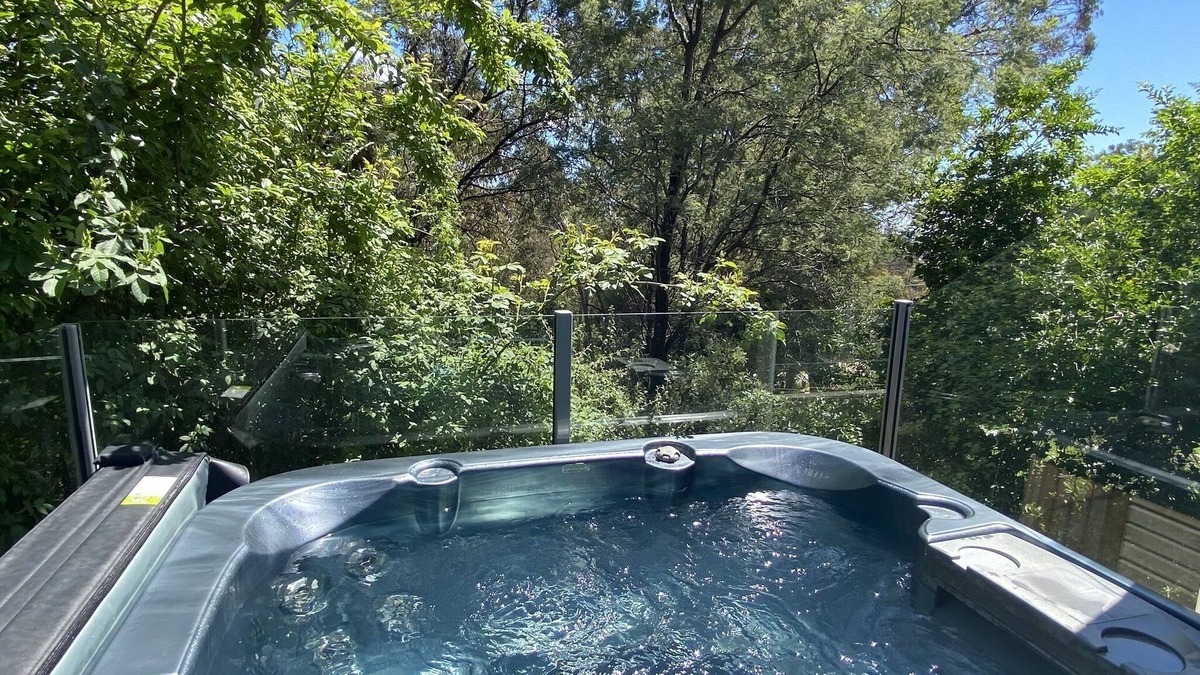 Hepburn Springs Cabin | TreeTops - wood fire, outdoor spa and great coffee