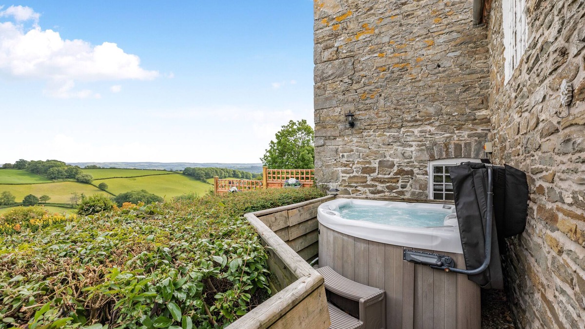 Kingswood House | Tref y Nant - One Bedroom House, Sleeps 2