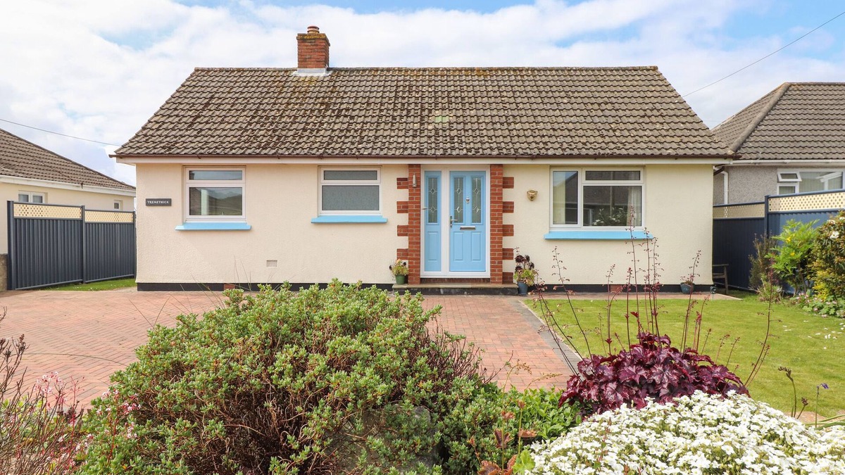 St Austell Cottage | TREMETHIC, family friendly, with a garden in Trewoon
