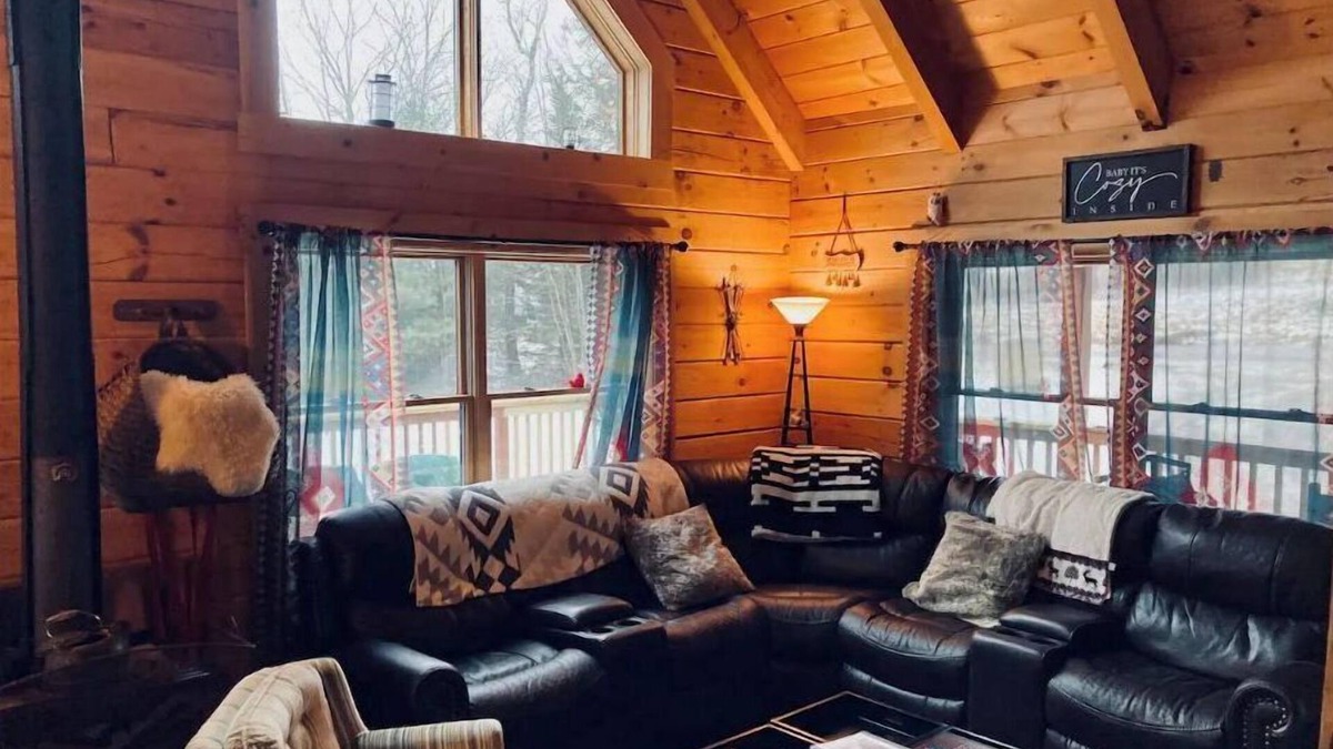 Wilmington Cabin | Trending Family Retreat- Deck-Pvt. Hot Tub -Clubhouse Pool, Game Room