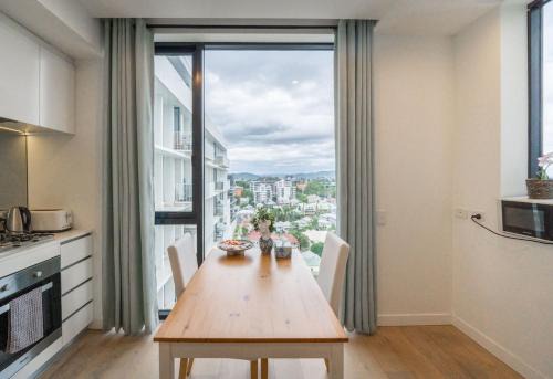 Spring Hill Apartment | Trendy 1 Bedroom with City Views Pool and Gym M14