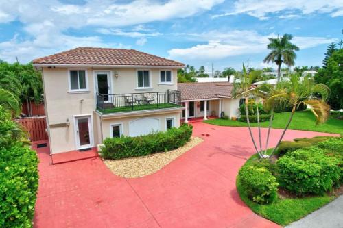 Lauderdale-by-the-Sea House | Trendy 1BR 2BA Heated Pool Short Walk to the Beach