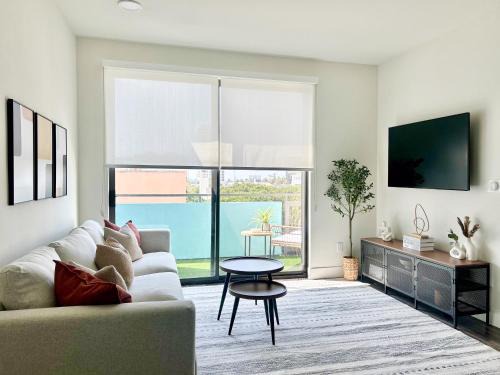 Wilshire Montana Apartment | Trendy 2BD 2BTH Apt steps from Downtown Santa Monica!