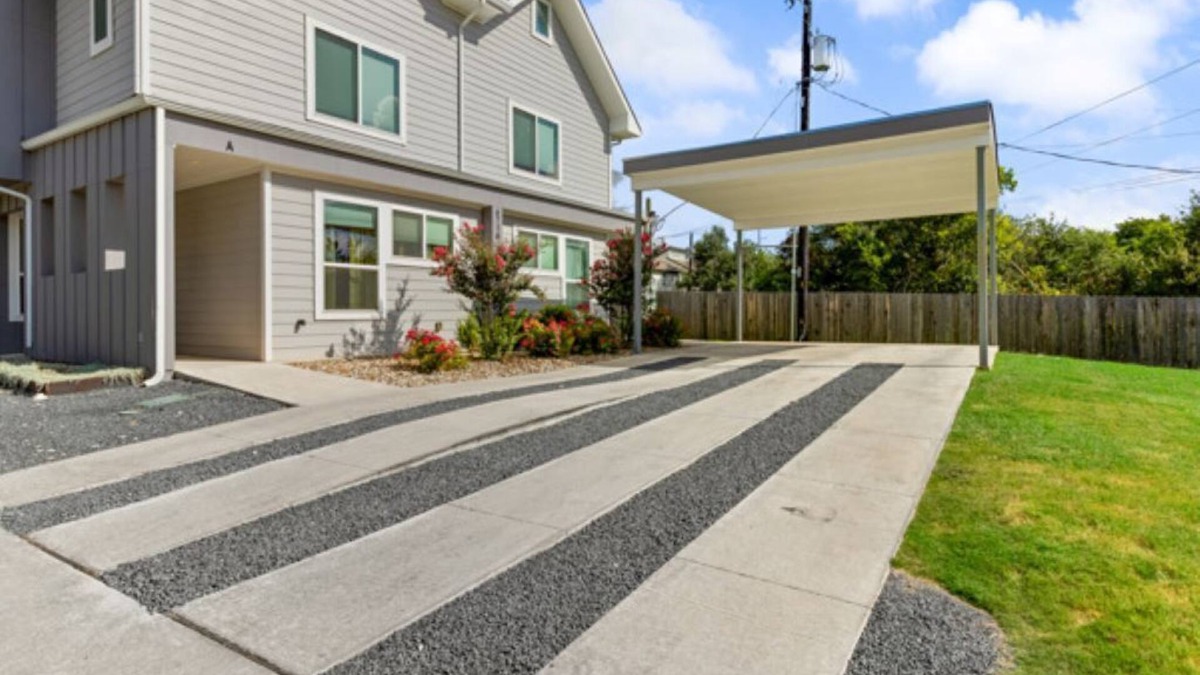 University Hills and Windsor Park House | Trendy 4BR Oasis, Central Spot, Relax & Explore