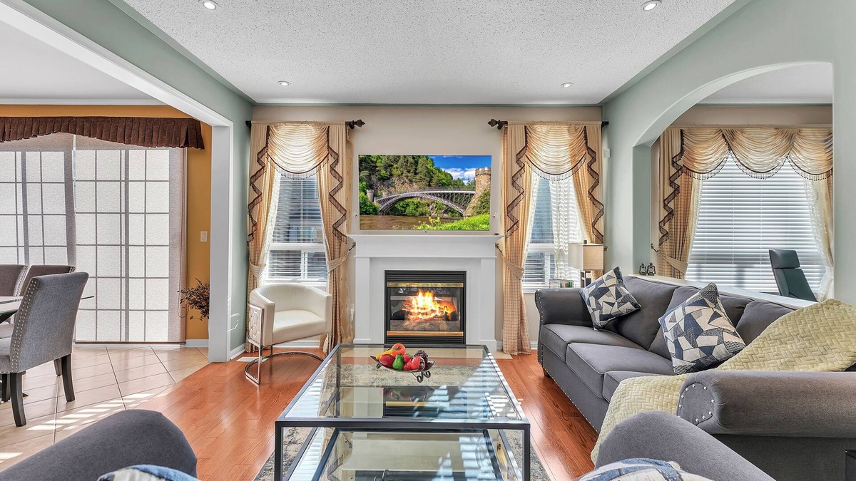 Brampton House | Trendy and Cozy - 4BR & 3.5WR - Spacious and Family Friendly Detached - Retreat