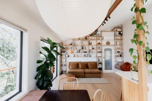 West Hobart Apartment | Trendy apartment in the heart of West Hobart
