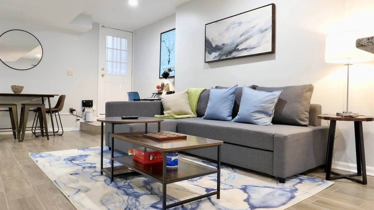 Bloomingdale Apartment | Trendy Apt in Bloomingdale - Parking