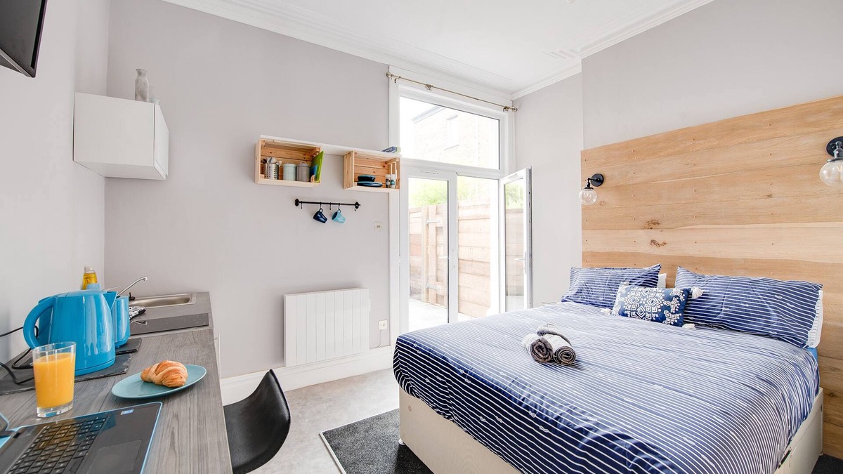 Portsmouth Apartment | Trendy, central one Bedroom Apartment with TV AND en-suite. 100% 5* Rating
