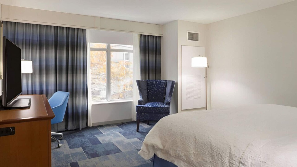Rosemont House | Trendy & Comfortable King Suite! Pool, Gym, Bar