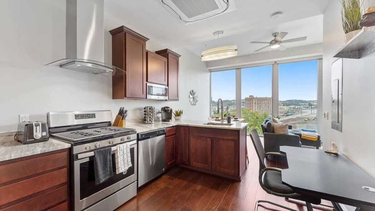 Downtown Pittsburgh House | Trendy Downtown 1BR | Free Parking | Gym | Views
