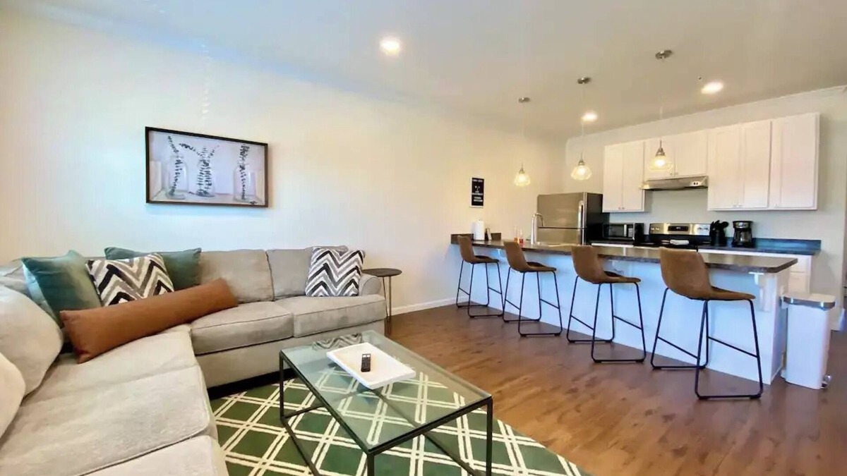 East York Apartment | Trendy East York Apartment Near Fairgrounds
