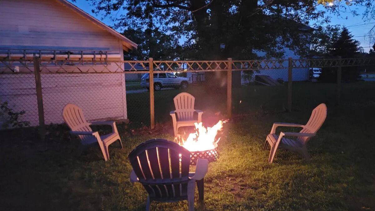 Stevensville House | Trendy Lake Michigan Getaway- Pet Friendly