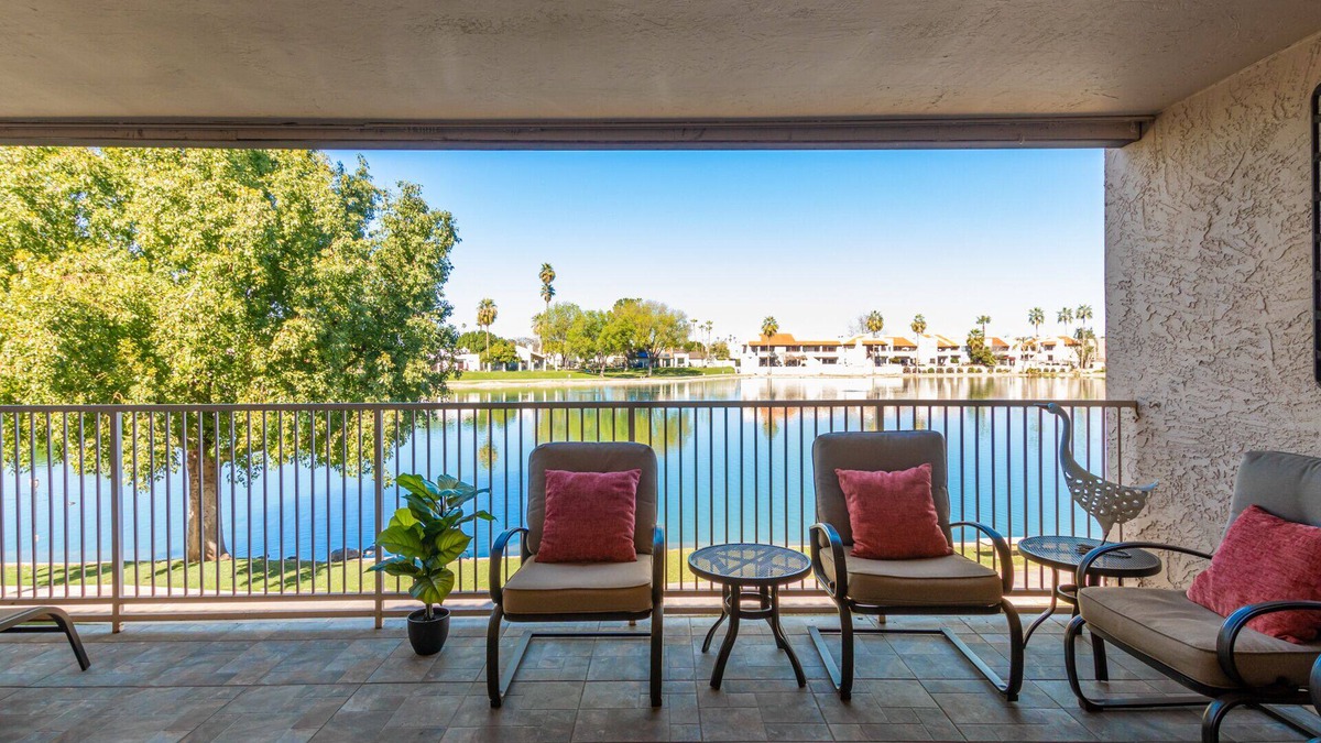 Desert Shores Condo | TRENDY Lakefront + 3 KING beds + HEATED pool