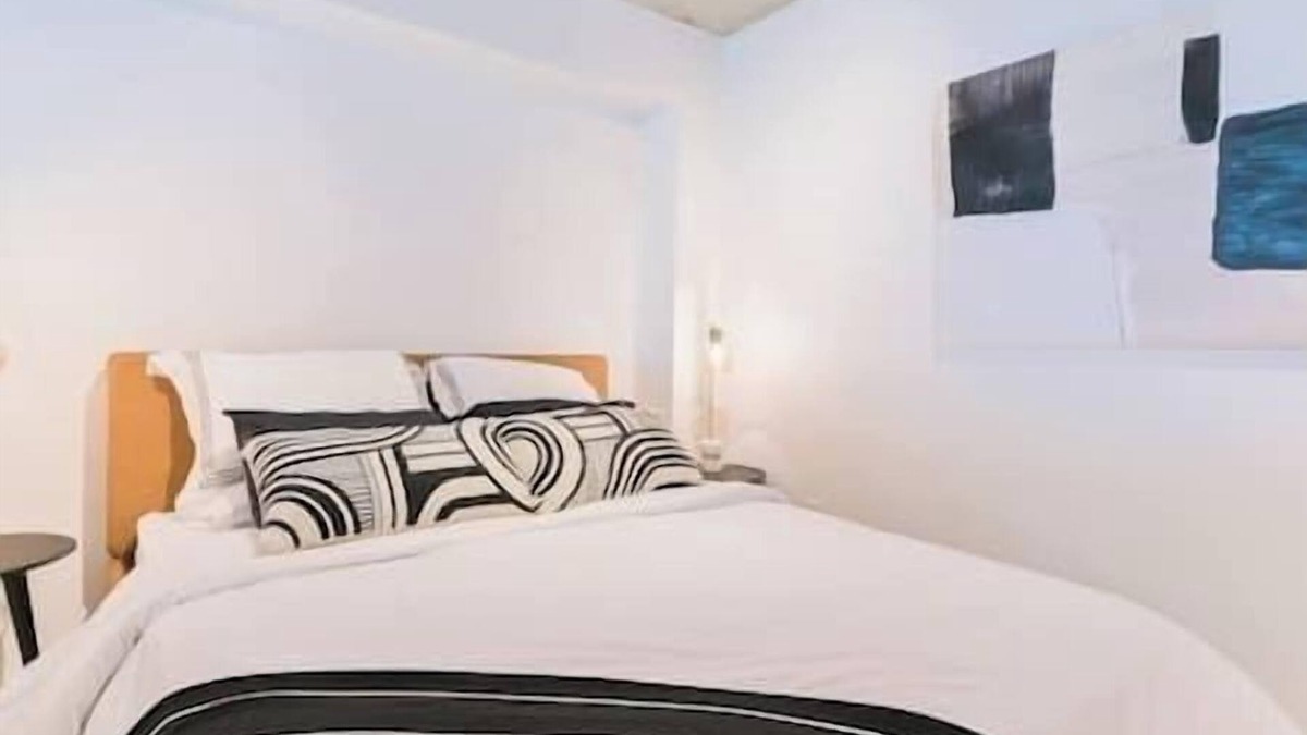 East Village Apartment | Trendy Loft | Downtown | UG Park | Sofa Bed