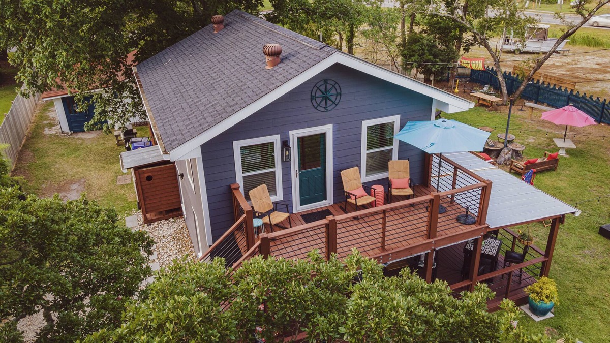 Morehead City Apartment | Trendy Loft w/Energetic Outdoors - 5 min from the beach and pet friendly!