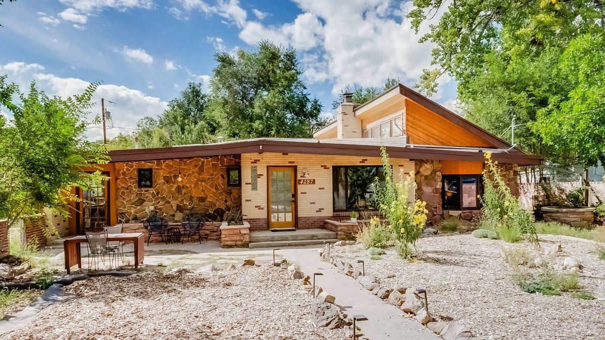 Kipling House | Trendy Mid-Mod House 15 min to Denver and 10 min to Golden w/Fire Pit