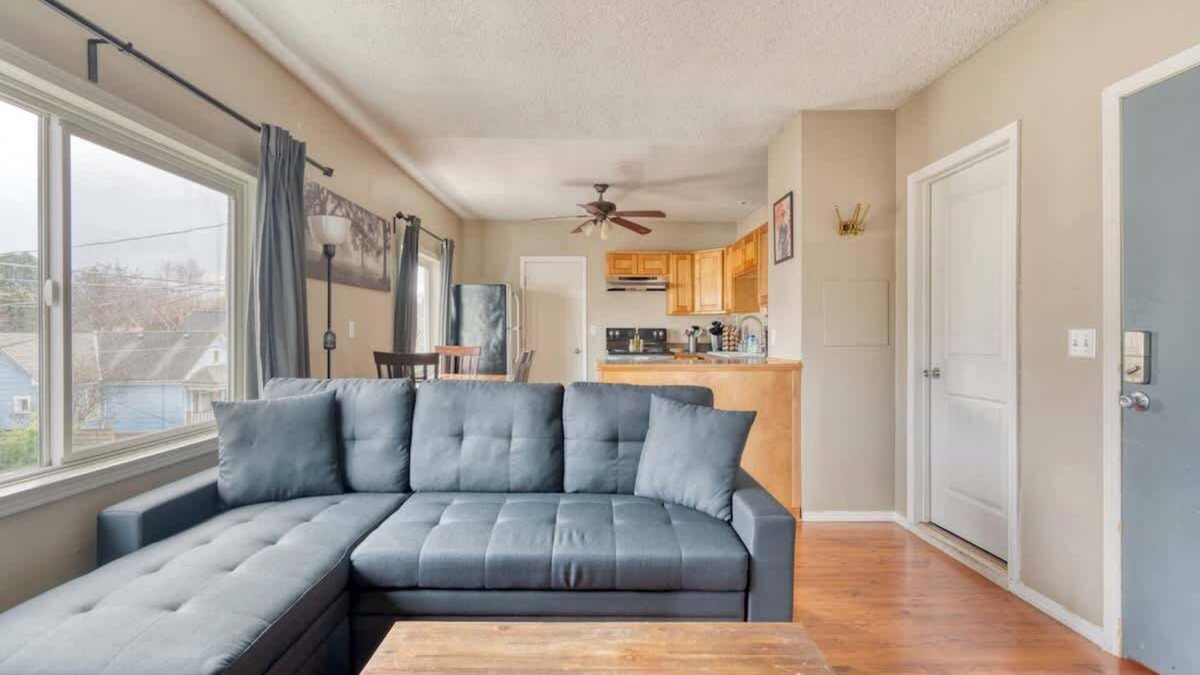 King Apartment | Trendy NE Location Walkable 2BR Sleeps 6