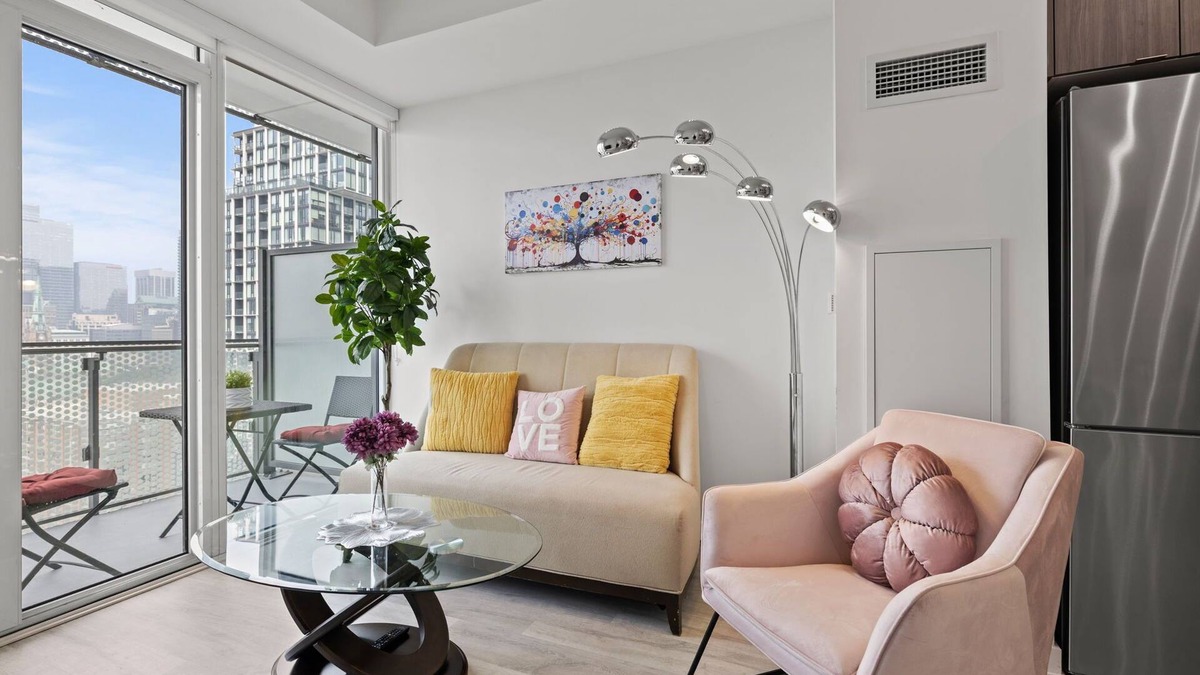 Old Town Condo | Trendy Resorts-Style Condo + Pool + Gym + Parking!