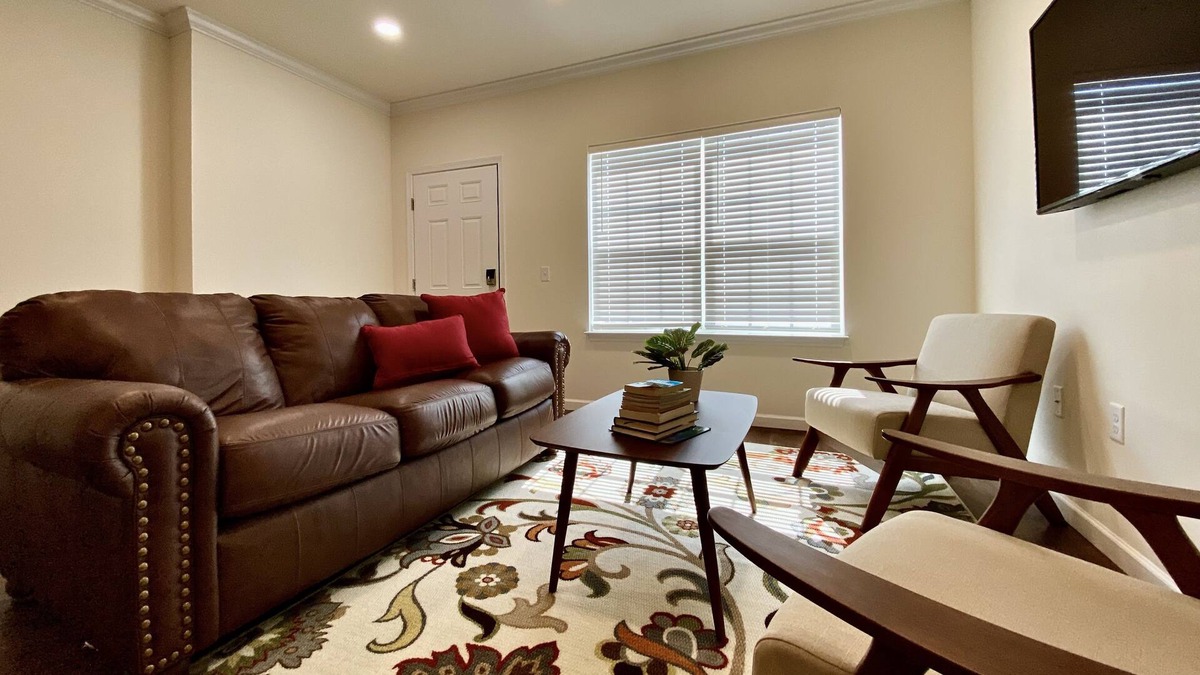 East York Apartment | Trendy & Safe NEW Apartment Minutes To York Attractions
