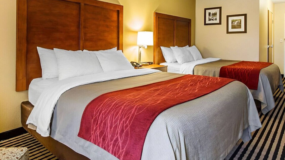 Owatonna House | Trendy Sanctuary for Your Lovely Crew!Free WiFi
