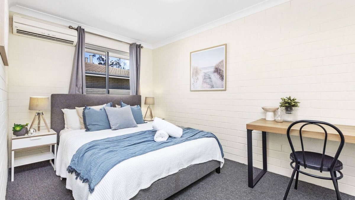 Wembley House | Trendy townhouse on lake’s edge with lush parks!