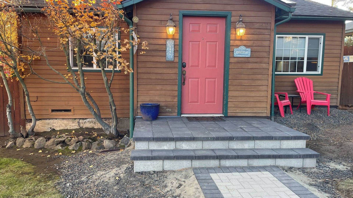 River West Cottage | Trendy West Side │Walk to Breweries & Food Carts │Hot Tub │Fenced Outdoor Space