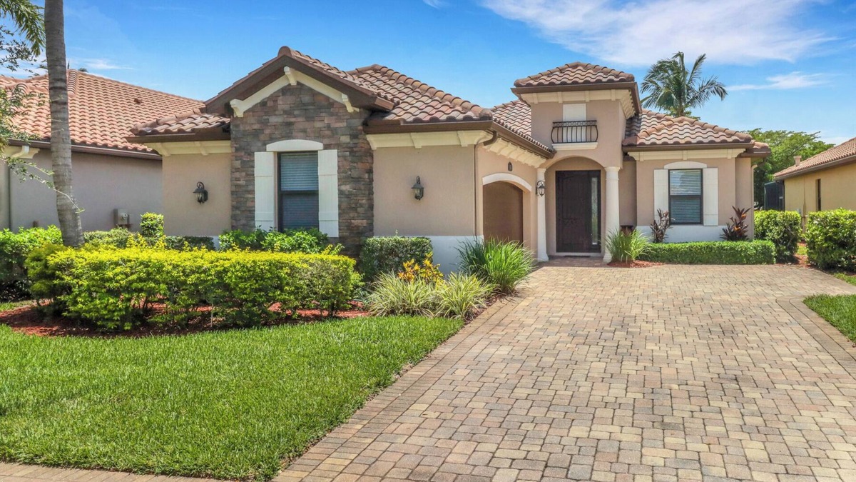 Naples House | Treviso Bay | 2 bedrooms | 2 bathrooms | office with sofa bed