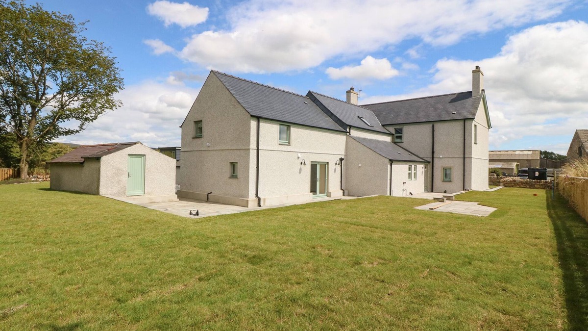 Mynytho Cottage | TREWEN, pet friendly, with open fire in Sarn Meyllteyrn