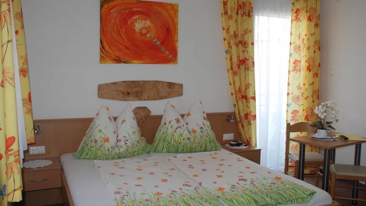 Klopein Bed & Breakfast | Triple room, balcony, lake view OST - Pension Agnes