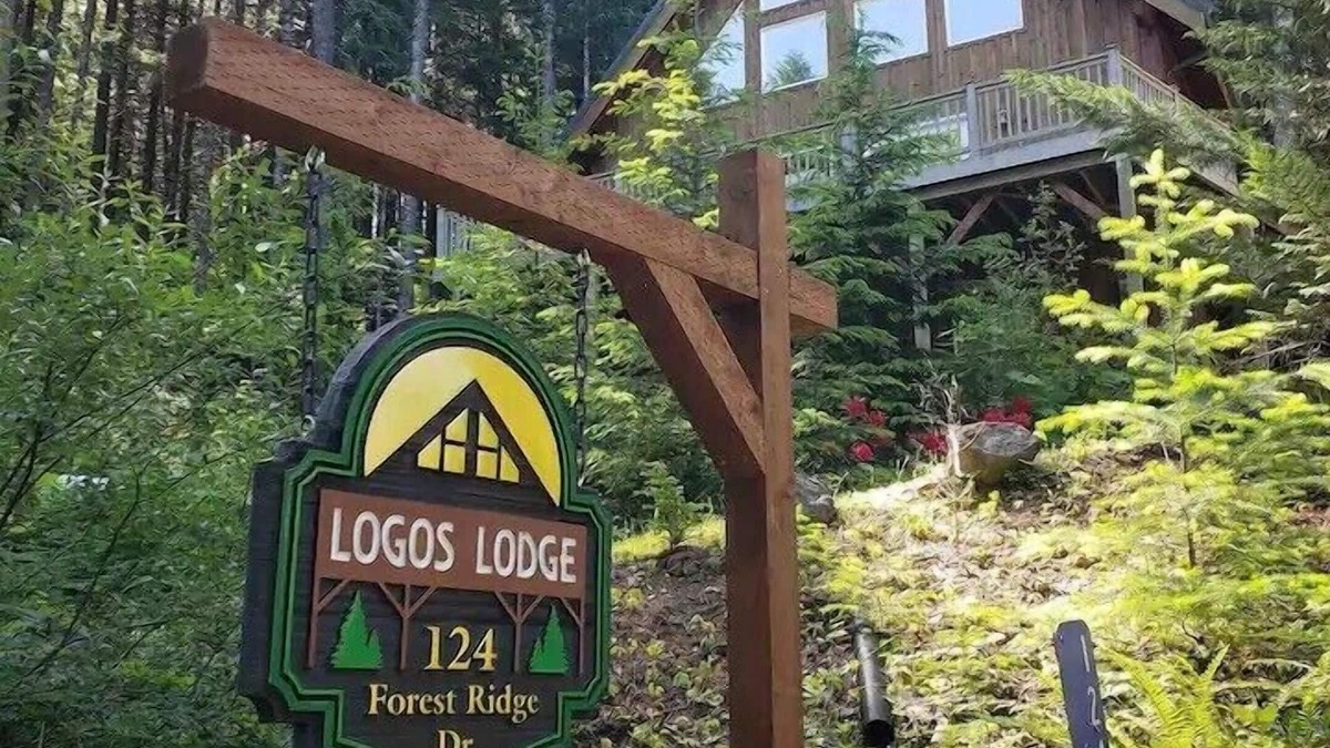 Packwood Cabin | Tri-level, 10-guest, 4 bedroom, 2 bathroom home with hot tub and game room.