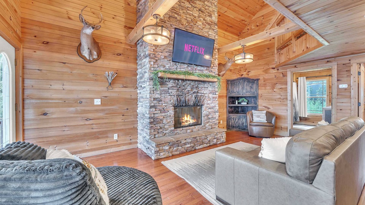 Bryant Cabin | Tri-state Corner Cabin with a fire pit, hot tub, & indoor pool!