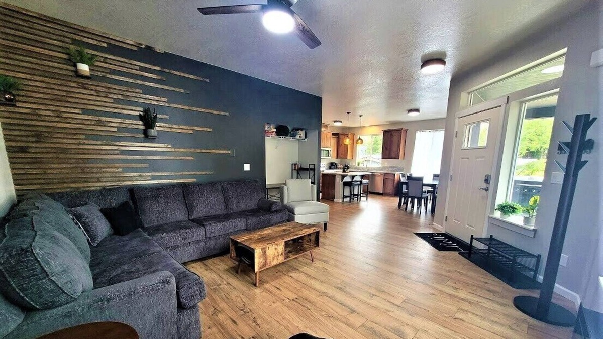 Blachly House | Triangle Lake Retreat! Fish/Kayak/Ski/Rock Slides!