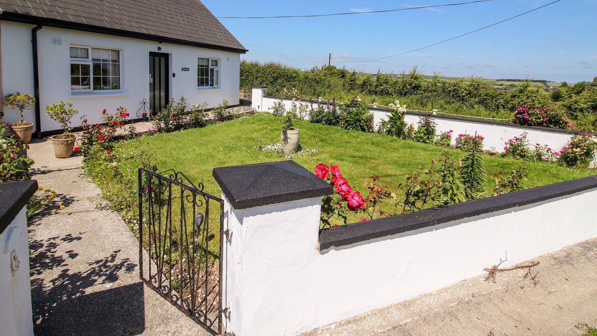 Listowel House | TRIENERAGH, pet friendly, with a garden in Duagh, County Kerry