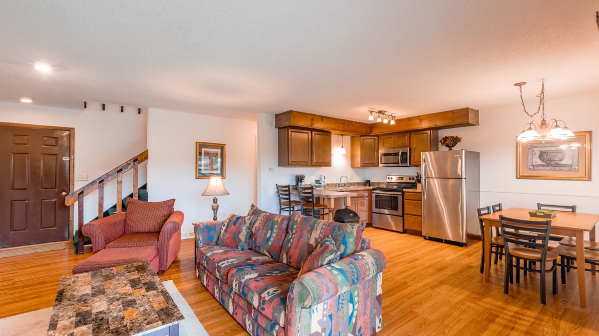 DuBois Condo | Trilevel 2 Bedroom Condo in Lakeside Resort Community (1 King & 2 Queen Beds)