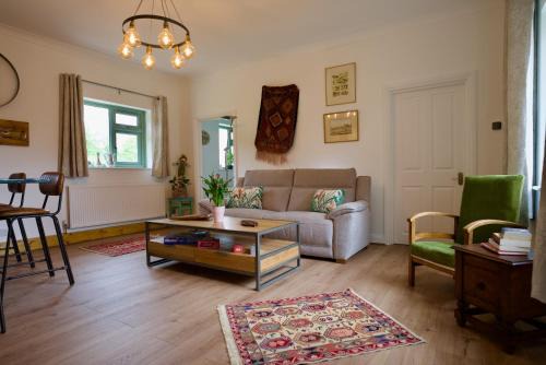 Tring House | Tring Grange Cottage - Sleeps 2 - Onsite Parking