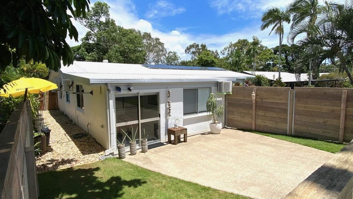 Trinity Beach Cottage | Trinity Beach Oasis-Uncover serenity and sophistication at our beachside.