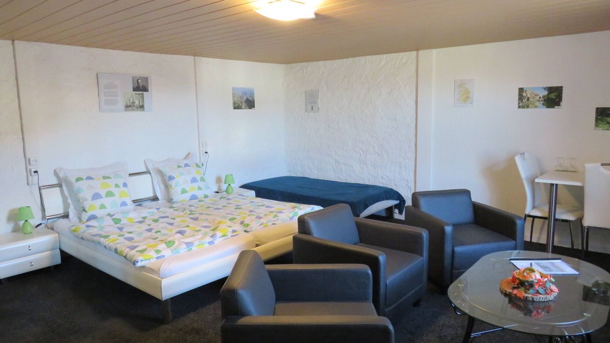 Anjeux Bed & Breakfast | Triple room-Basic-Ensuite-Jura