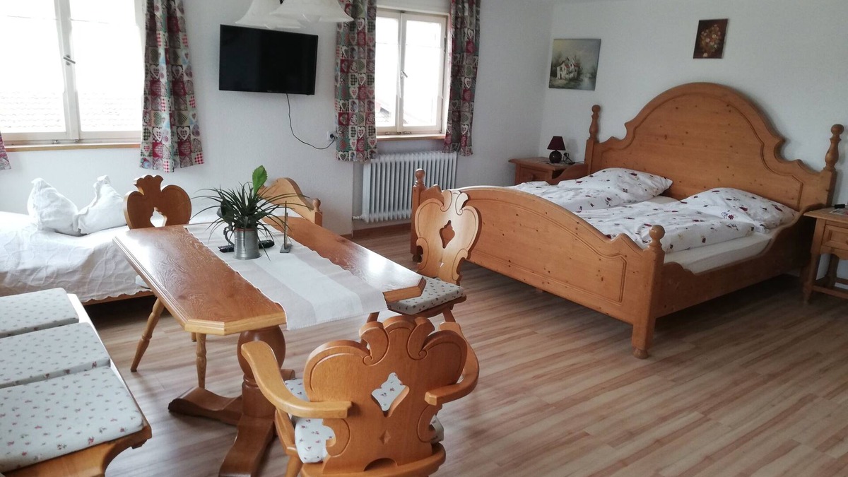 Rettenberg Resort | Triple room-Classic-Private Bathroom-Countryside view-Enzianzimmer