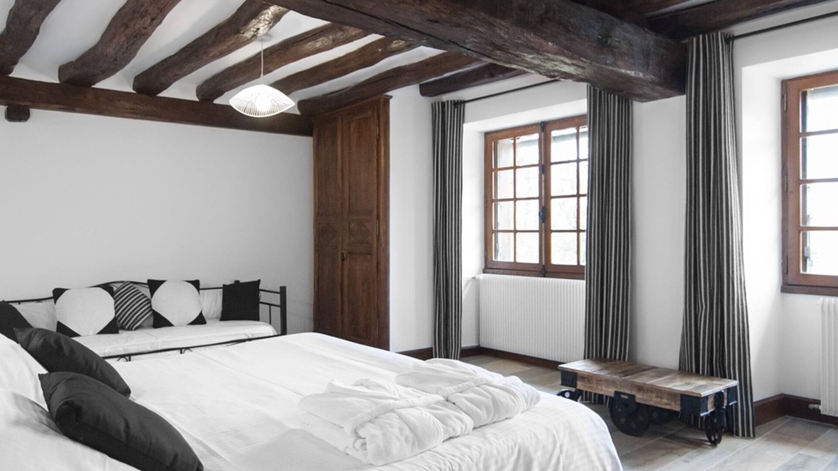 Eguilly Bed & Breakfast | Triple room-Deluxe-Ensuite-Garden view-Avec Sauna