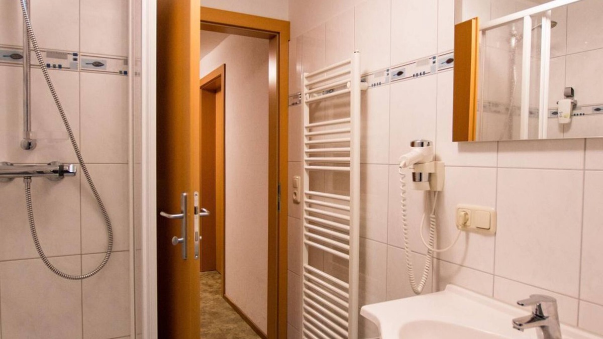 Murau Bed & Breakfast | Triple room no. 119, shower, toilet - Gästehaus Leypold