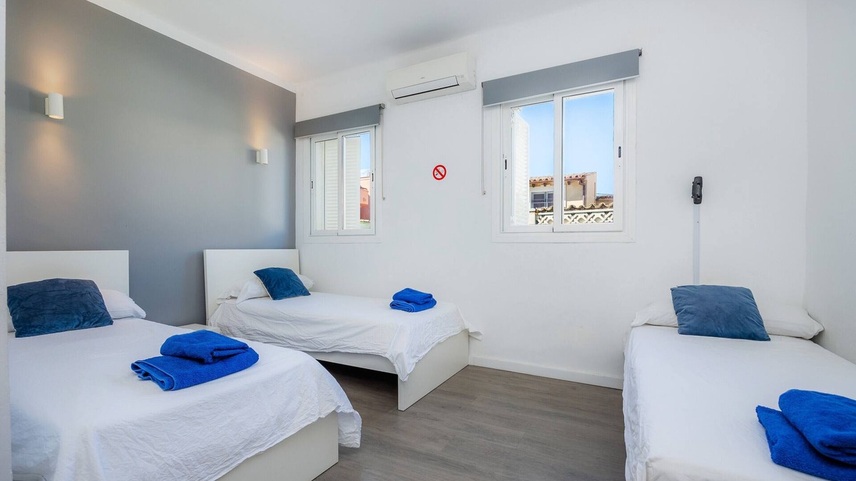 Can Pastilla Apartment | Triple room Nº4 with Shared Terrace, Wi-Fi and Air Conditioning